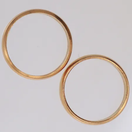 Två släta Ringar, stl 17¾, tunn gravyr, 18K Vikt: 8,6 g