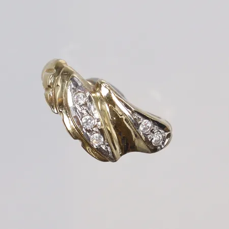Ring med vita stenar, myckket skev 14K Vikt: 3 g