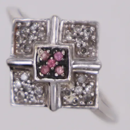  Ring med rosa stenar samt diamanter 24xca0,01ct, stl 18¼, bredd: 1,7-16,2mm, vitguld, 14K  Vikt: 3,6 g
