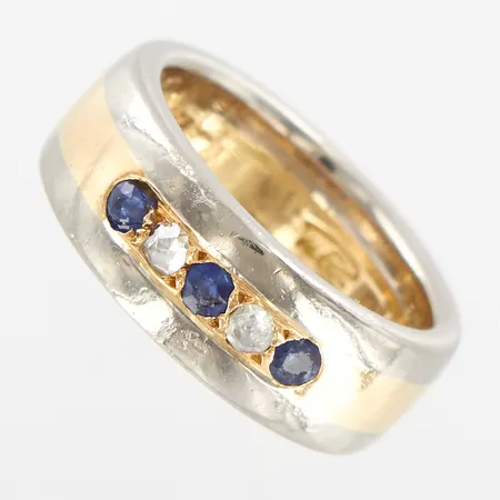 Ring gulguld/vitguld med safirer och två rosenslipade diamanter, gravyr, etui, 18K Vikt: 11,9 g