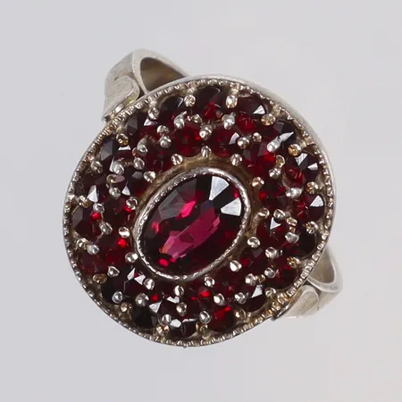 Ring med röda stenar, troligen granater stl 16 bredd 2-15mm, spår av förgyllning, 1900-talets första hälft, silver 830/1000 Vikt: 4,2 g