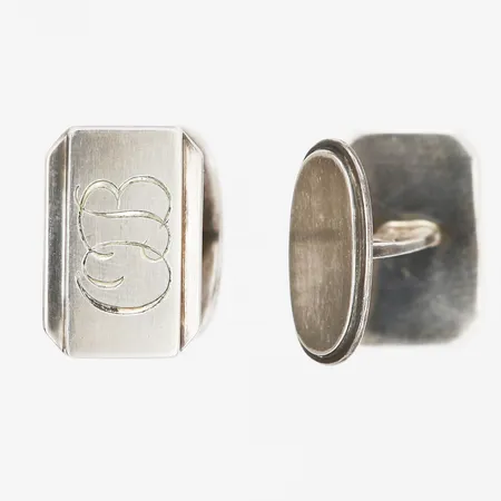 Ett par manschettknappar, 12x18mm, tyska stämplar med svensk kontrollstämpel, personlig gravyr, 835/1000 silver. Vikt: 11,8 g