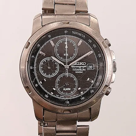 Herrur Seiko, 39mm, titan, repig, skev länk, går ej.