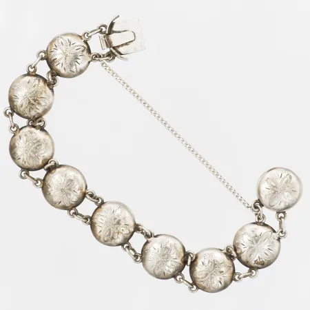Armband med dekor i relief, längd: 16cm, bredd: 15mm, säkerhetskedja, Åhlins Silversmide AB, 1951 Luleå, 830/1000 silver. Vikt: 16 g