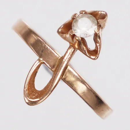 Ring, vit sten, stl 16¼, bredd 2,2-17mm, roséfärgad, skev, 14K  Vikt: 1,8 g