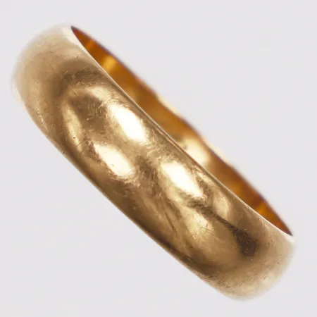 Ring, slät, stl 18½, bredd 5mm, gravyr, 18K Vikt: 4,8 g