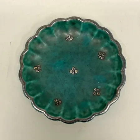 Fat med veckad kant, Ø11cm, Argenta med silverdekor, modell 939, design Wilhelm Kåge, Gustavsberg, stämpelmärkt, grönglaserat stengods Vikt: 0 g