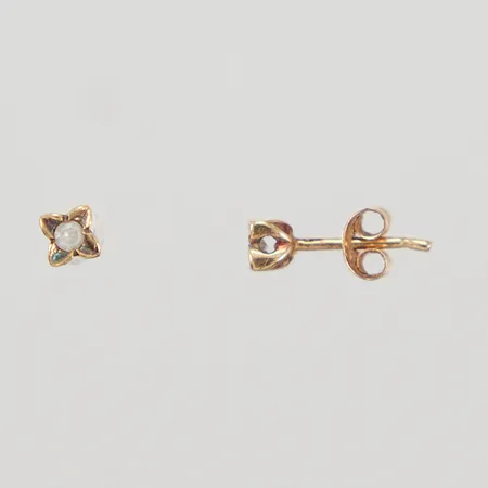 Ett par örhängen med vit sten, 3,8x3,8mm, stift, nagg, ena stopp saknas, 18K,  Vikt: 1 g