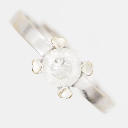 Ring med vit sten, stämplad Simya, stl: 17½, 18K vitguld Vikt: 3,1 g