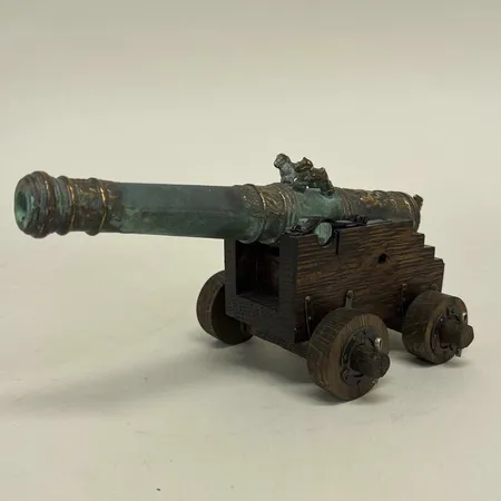 Salutkanon, svensk metallkonst AB, Karlskrona, modell i skala 1:15 efter 24-pundig kanon på Regalskeppet Wasa, längd ca 20cm.