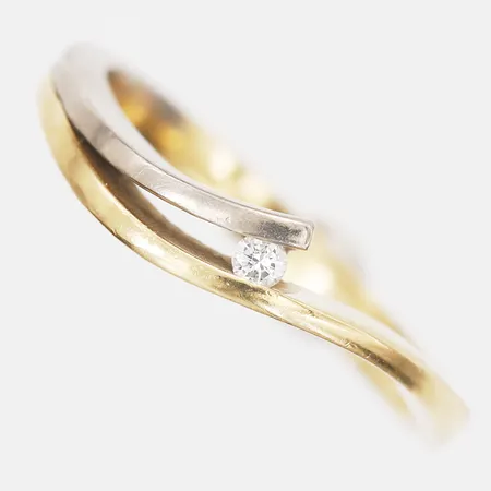 Ring med diamant, 1 x ca 0,04ct, stl: 17¾, bredd: 3-4mm, tvåfärgad, bruksskick, 18K guld.  Vikt: 4,5 g