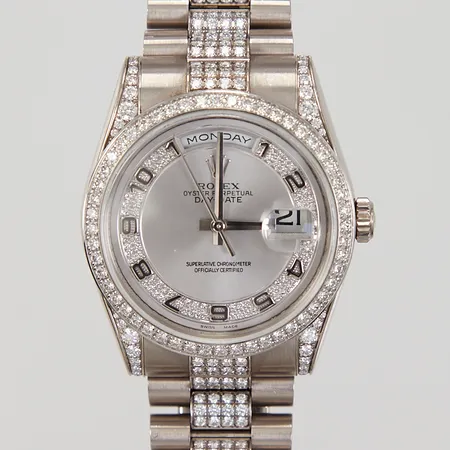 Herrur Rolex Day-Date,18K vitguld, diamanter i tavlan/ringen samt hornen, ref: 118389, serienr: 4T765497, safirglas, Ø36mm, presidentlänk med diamanter, total längd ca 17cm, bruttovikt: 174,5gr, 2 extra länkbitar, certifikat Nymans 2010, manual, box, kopia på värderingsintyg Nymans Ur 2011, ytterkartong, kudden i boxen saknas