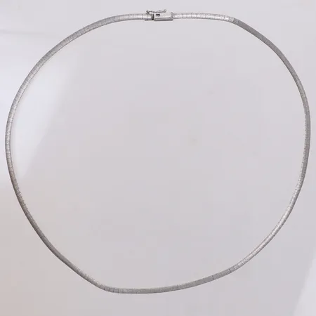 Collier, 41cm, bredd: 3mm, ojämn länk, 835/1000 silver Vikt: 13,5 g