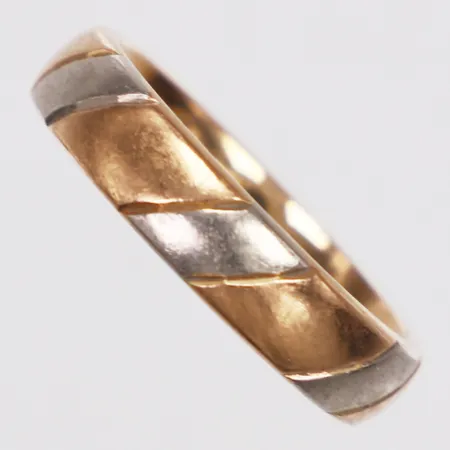 Ring, trefärgad, stl 16½, bredd 4,4mm, gravyr, 18K Vikt: 4,4 g