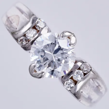 Ring med vita stenar, stl: 16¼, bredd: ca 3-9mm, 925/1000, silver Vikt: 5,2 g