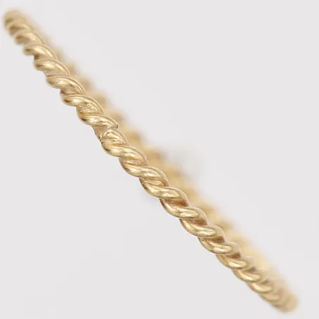 Ring, tvinnad form, stl 19¼, bredd 1mm, ojämnheter, ej stämplad, 18K guld. Vikt: 0,7 g