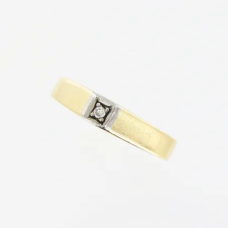 Ring, diamant 1 x ca 0,01ct, 8/8-slipad, stl 17¼, bredd 2,5-3,5mm, 18K. Vikt: 2,6 g