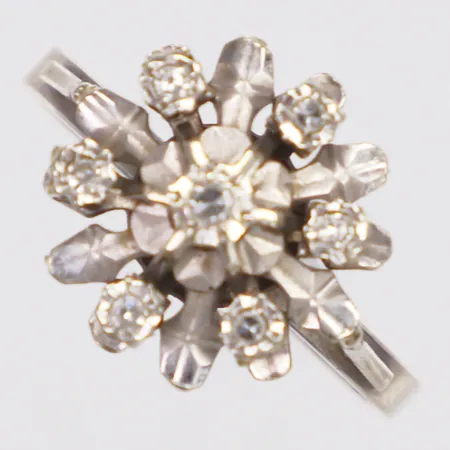 Ring, diamanter 1xca0,01ct+6xca0,02ct, stl 17, bredd 2-13mm, vitguld, skev, 18K Vikt: 3,6 g