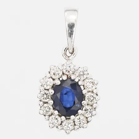 Hänge med safir samt diamanter 12 x ca 0,02ct, höjd inkl ögla: 20mm, bredd: 10mm, Guldfynd AB, 18K vitguld. Vikt: 2,4 g
