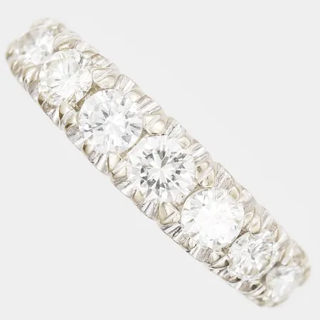 1 Ring med diamanter 2 x ca 0,10ct, 2 x ca 0,12ct, 2 x ca 0,15ct, 1 x ca 0,19ct, totalt 0,93ctv enligt gravyr, kvalitet ca W-TCr/VS, import stämpel, 18K vitguld.  Vikt: 2,9 g