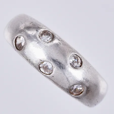 Ring med stenar, stl: ca 18, bredd: ca 4-7mm, 925/1000 silver  Vikt: 4,6 g
