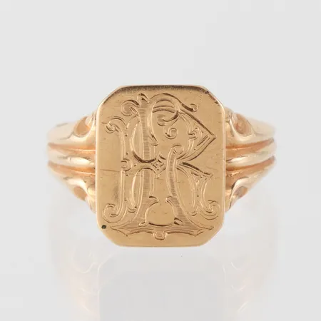 Monogramring, K&EC Göteborg 1953, storlek 21 ¾ mm, bredd 3.4-16.9 mm, 18k. Vikt: 7,2 g