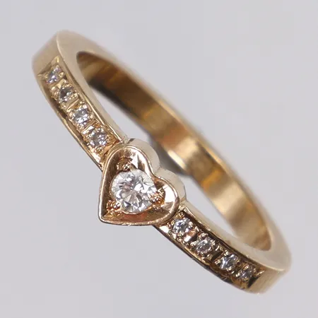 Ring med hjärtformad del, samt diamanter 1xca0,09ct samt 8xca0,01ct stl 18¼ bredd 2,5-5mm, GJA (Guld & Juvelateljen, Stig Johansson) Göteborg 18K Vikt: 5,2 g