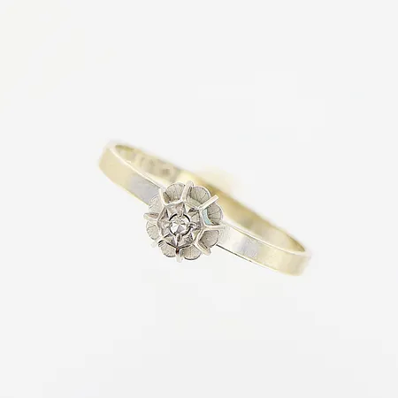 Ring, diamant ca 0,01ct, 8/8-slipad, stl 15¼, bredd 1,6-5mm, vitguld, 18K. Vikt: 1,3 g