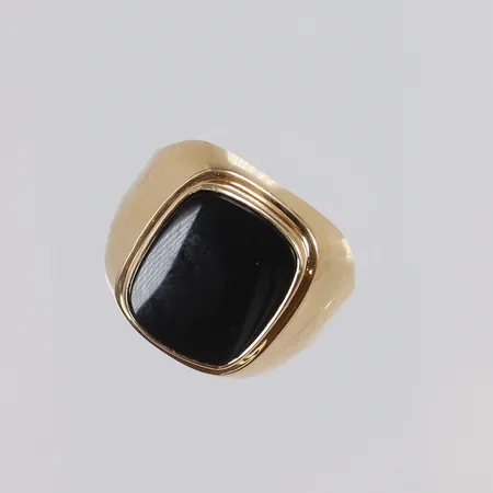 Klackring med svart sten stl 19½ bredd 4-15mm DE (D Ekström Aktiebolag) Falköping 1977, 18K Vikt: 5 g