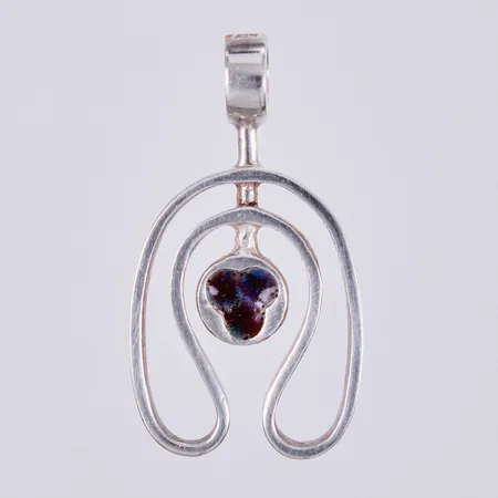 Hänge med detalj i emalj, längd: ca 5cm, bredd: ca 28mm, 925/1000 silver  Vikt: 15,5 g