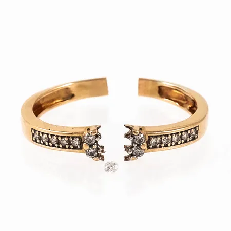 Defekt ring i 18K guld med diamanter (en lös). Vikt: 2,4g. 