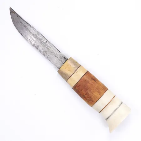Kniv, samearbete, Erik Tuolja, 18,5cm utan fodral, signerad ET, stål, horn, läder och trä, ristad dekor i sydsamisk stil, smärre slitage Vikt: 0 g