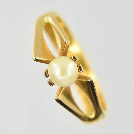 Ring med odlad pärla, stl 17½, bredd 4-7 mm, 18K+23K. Vikt: 4,4 g