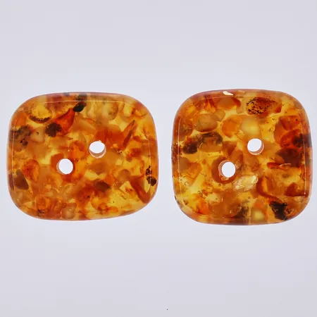 Två knappar bärnsten, Ø ca 2,4cm/2,3x2,6cm 