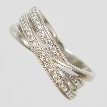 Silverring, Ø19, bredd: 4,6-8,5mm, kubisk zirkonia, GHA, 925/1000 Vikt: 4,9 g