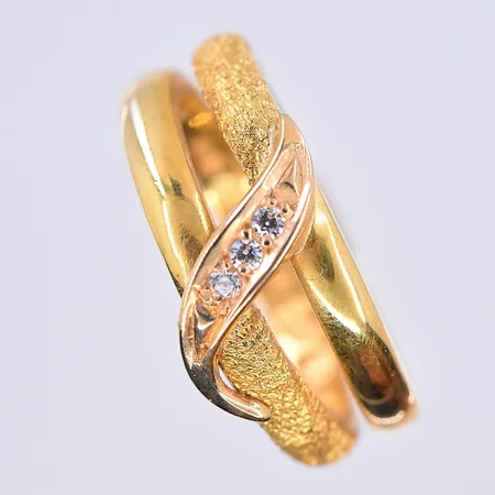 Ring med vita stenar, stl 17½, bredd 6-9 mm, graverad, 23K. Vikt: 10,5 g