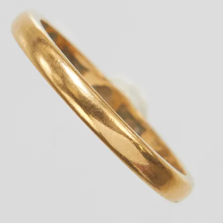 Ring, slät, Ø18¼, bredd: 2,2-2,4mm, personlig gravyr, repor och nagg, svenska stämplar, 18K Vikt: 3,1 g