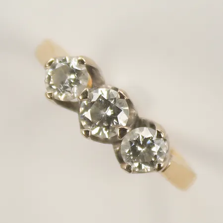 Ring med diamanter totalt ca 3 x 0,23ct, stl 16, bredd 1-4mm, 14K Vikt: 2,4 g