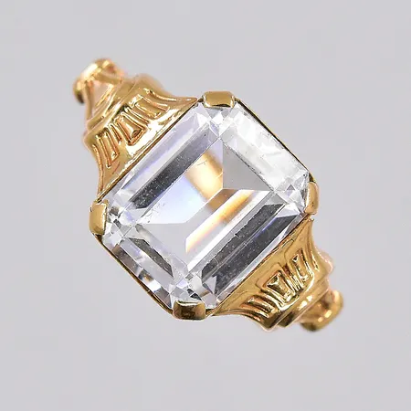 Ring med vit sten, stl 16¼, 18K Vikt: 2,7 g
