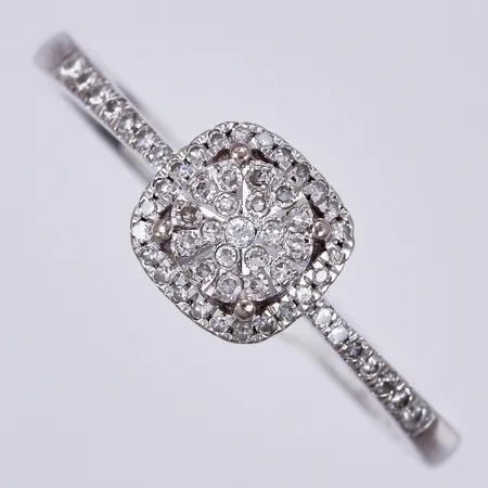 Ring med diamanter ca 57xca0,005ct, de flesta åttkantslipade, stl: ca 19, bredd: ca 2-7mm, vitguld, 18K  Vikt: 3,5 g