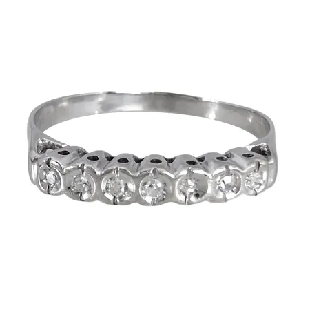 Diamantring, 18K vitguld, Diamanter 7 x 0,005ct, ostämplad, Ø18,0 mm, bredd 1,7 - 2,7 mm, fint skick Vikt: 1,9 g