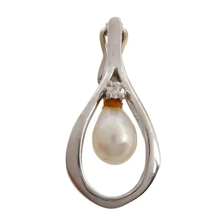 Hänge, 18K vitguld, odlad Pärla, vit Safir, tillverkarstämpel SP, svensk kontrollstämpel, hängets längd 18 mm, bredd 9 mm Vikt: 1,1 g