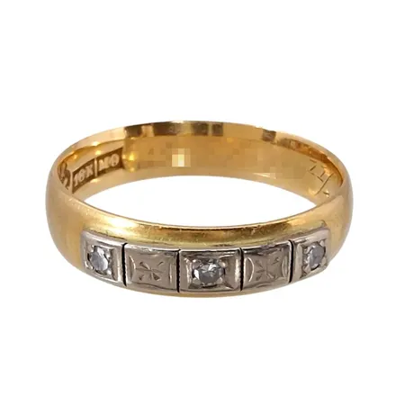 Diamantring, 18K guld, Diamanter 3 x 0,01ct, otydlig tillverkarstämpel, svensk kontrollstämpel, Ø18¾ mm, bredd 4,5 mm, invändig gravyr Vikt: 4,4 g