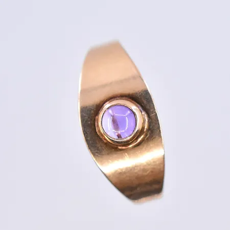 Ring med lila sten, stl 16¾, bredd 2-8 mm, 18K. Vikt: 1,3 g