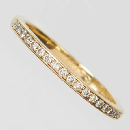 Alliansring, diamanter 18 x ca 0,005ct, Ø16, bredd: 1,5mm, personlig gravyr, repig, GHA, 18K Vikt: 1,8 g