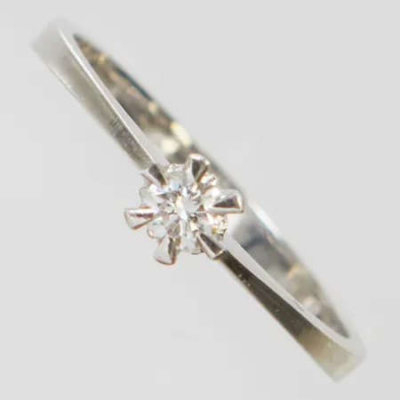 Enstensring, 1 diamant 0,11ctv enligt gravyr, Ø16½, bredd: 1-4mm, Stjärnringen, Hans Strömdahl, vitguld, svenska stämplar, 18K Vikt: 1,8 g
