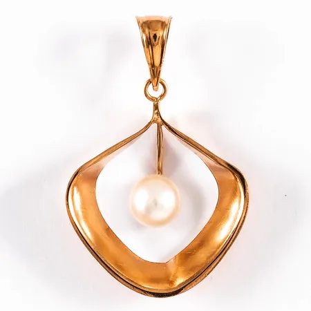 Hänge i 18K guld med odlad vit pärla Ø 6,5 mm. Det är 22 mm brett, 34 mm långt inkl. ögla och väger 1,9g. Stämplad 18K & kattfot.