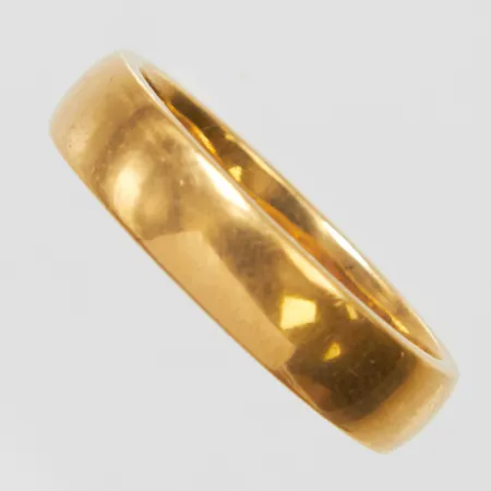 Ring, slät, Ø20¼, bredd: 5,4mm, repig, välvd invändigt, svenska stämplar, 18K Vikt: 10,1 g