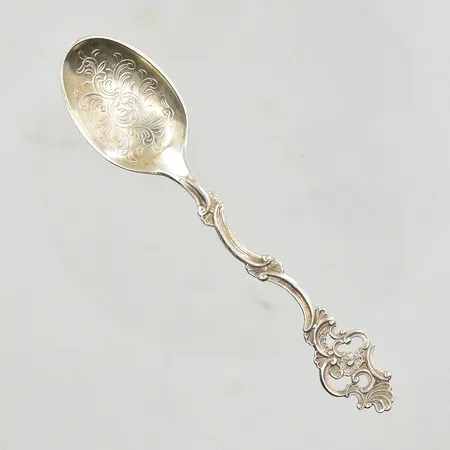 Sked med graverat mönster, längd 10½ cm, 830/1000 silver. Vikt: 8,1 g