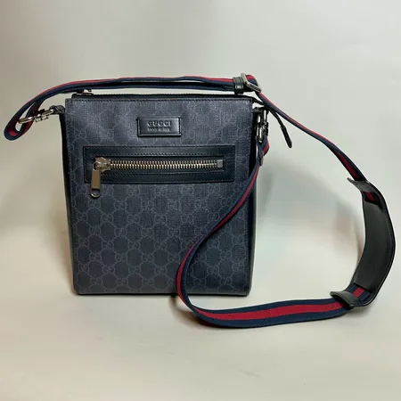 Väska Gucci, Supreme small Messengerbag, monogram, svart läder, 24cm x 21cm, nr 523599, 201010, något sliten i kanter Vikt: 0 g